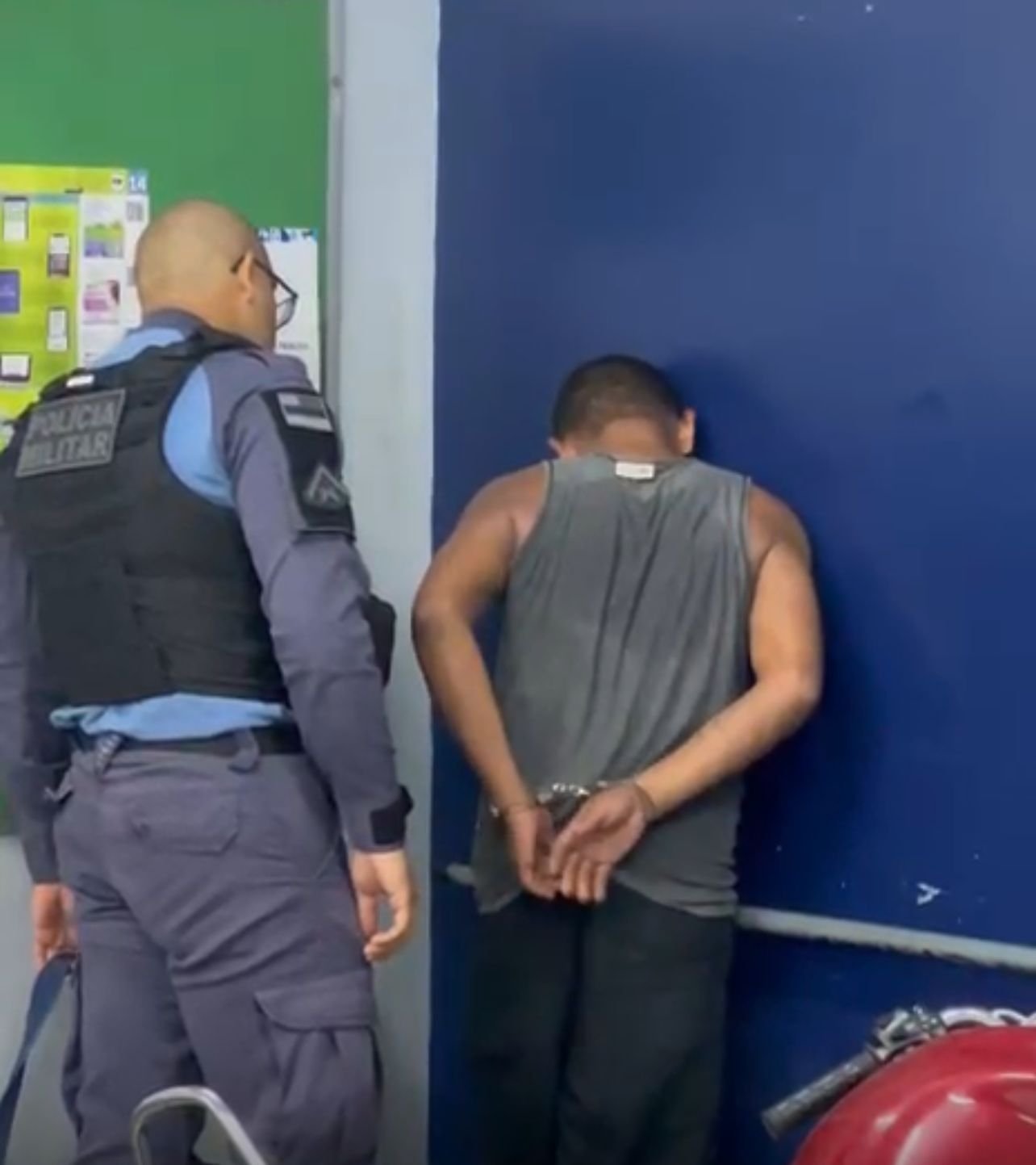 Viatura policial e movimentação em frente a supermercado onde ocorreu o esfaqueamento na Avenida Torquato Tapajós em Manaus.