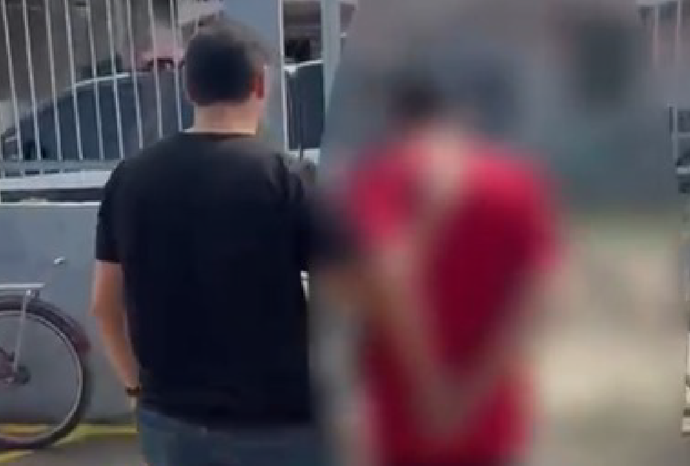 Viatura da polícia civil do amazonas estacionada em frente à delegacia no município de canutama durante operação