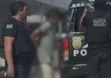 Viatura policial estacionada em frente à delegacia durante operação de prisão por homicídio em canutama