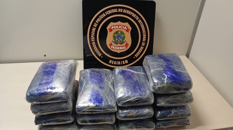 Policiais federais realizam apreensão de tabletes de maconha em mala no aeroporto de Manaus.