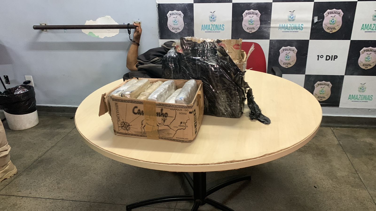 Caminhonete Amarok apreendida com drogas e peixes na região da Ceasa em Manaus