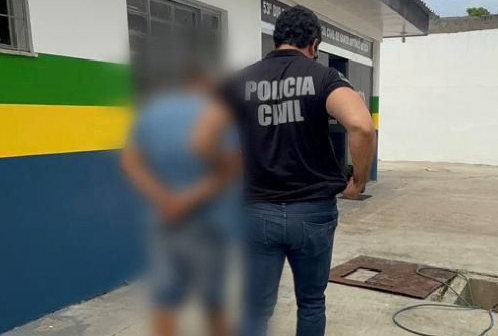 Policiais civis durante operação de prisão de suspeito de abuso sexual no interior do Amazonas
