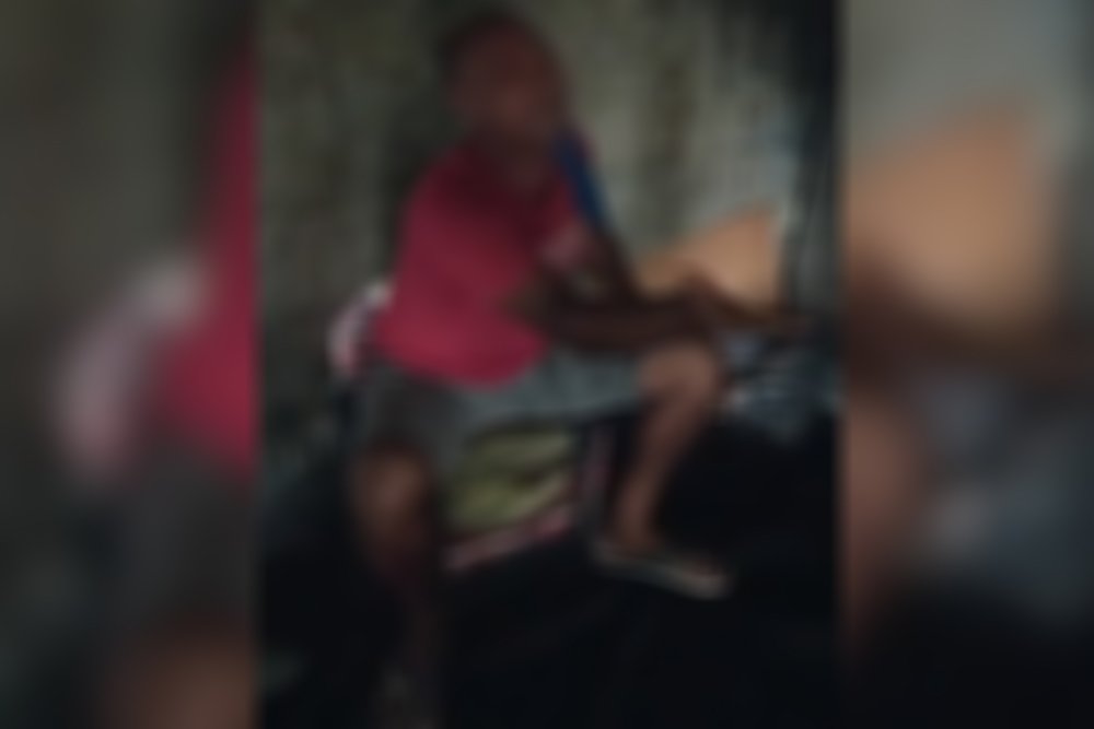 Homem cercado por agressores no Terminal de Integração 5 em Manaus durante tribunal do crime