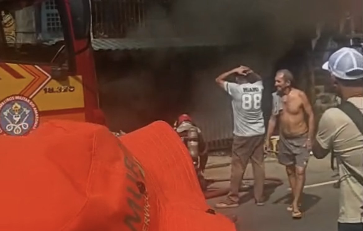 imagem do incêndio em sucataria na avenida Brasil em manaus