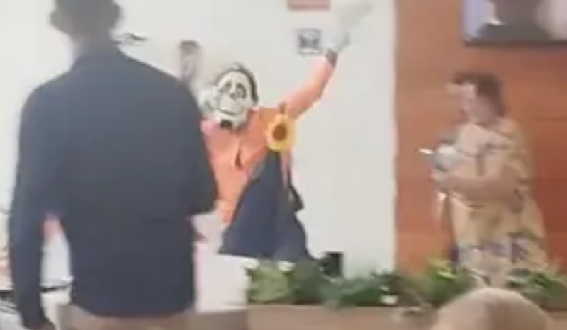 Homem vestido de palhaço faz manifestação no saguão do Hospital Santa Júlia em Manaus por justiça.