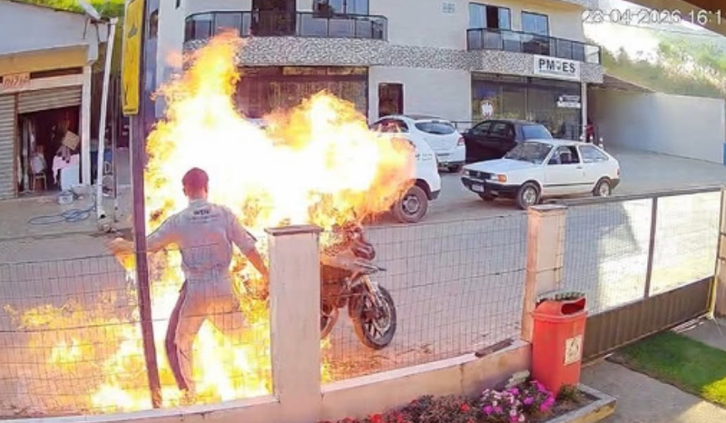 Homem incendiando motocicleta durante fiscalização de trânsito