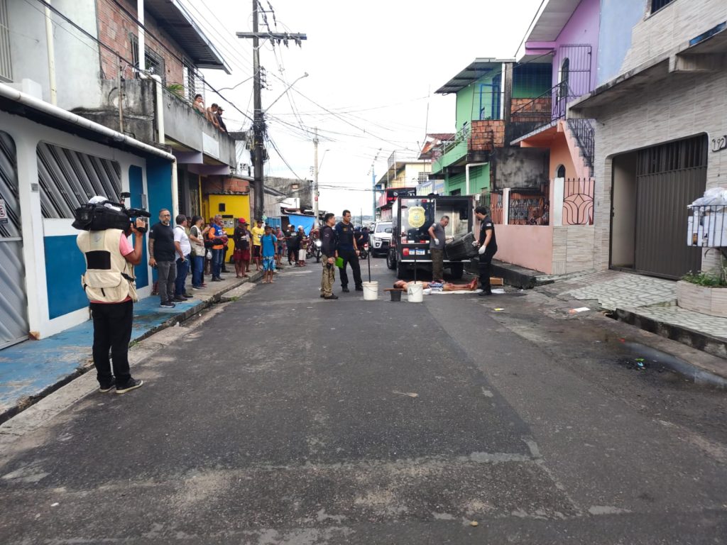 Viatura da polícia militar isolando cena de crime de homicídio no bairro novo aleixo em manaus