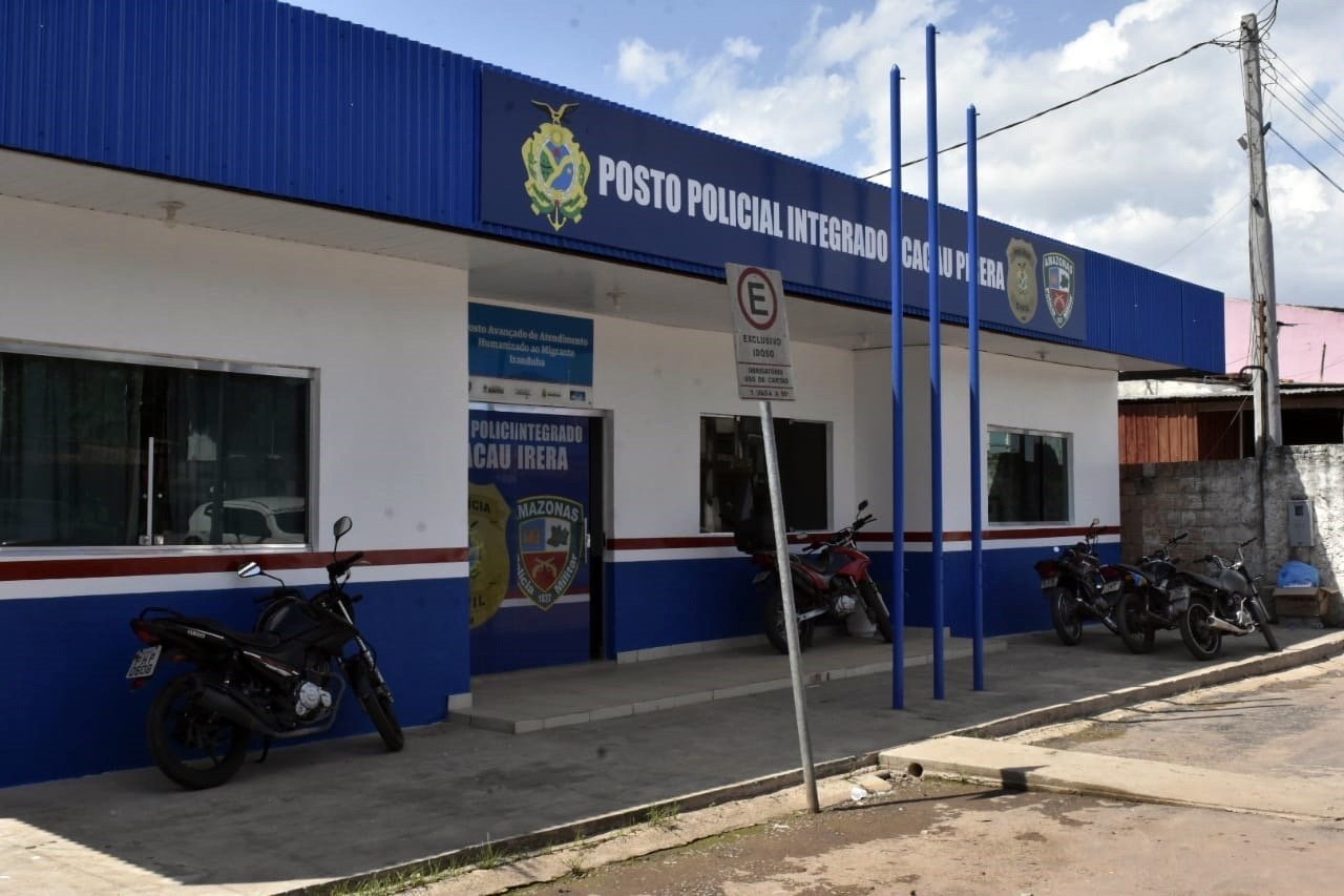 Homem sendo preso pela polícia após esfaquear colega em canteiro de obras no Amazonas