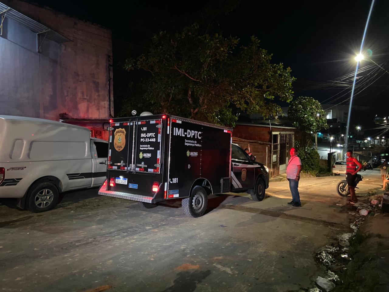 Fachada da delegacia de homicidios e sequestros em manaus com viatura estacionada durante investigacao de morte na zona norte