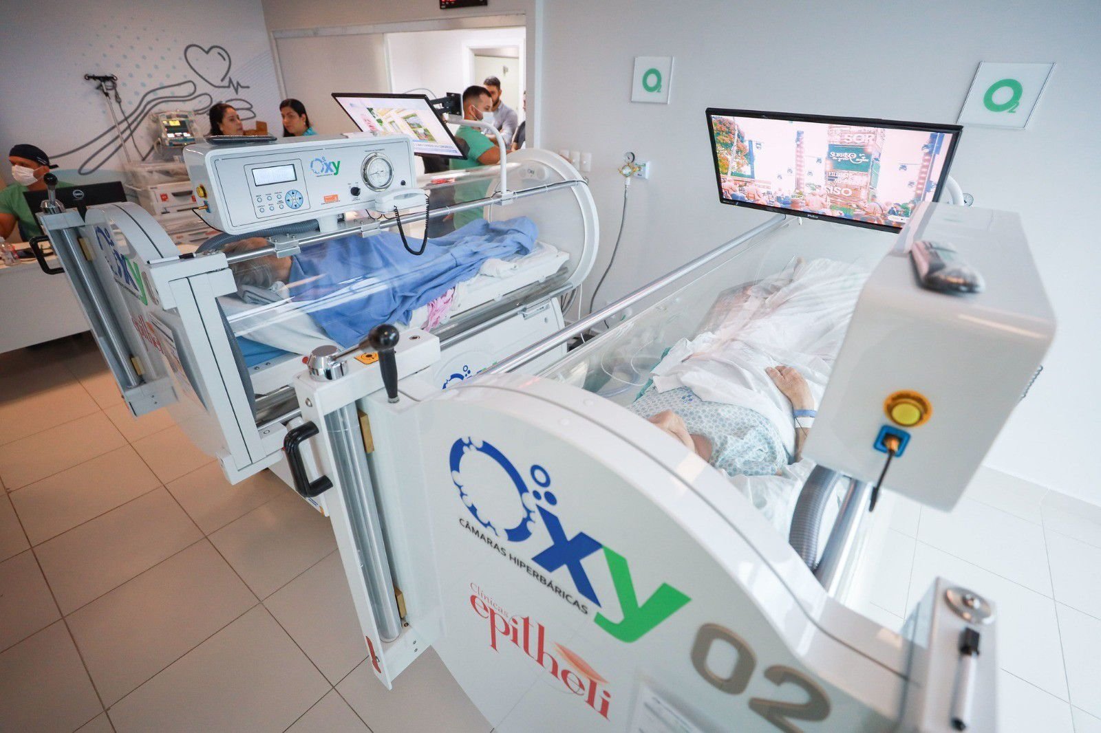 Câmaras de oxigenoterapia hiperbárica instaladas no Hospital Delphina Rinaldi Aziz para tratamento de pacientes em Manaus.