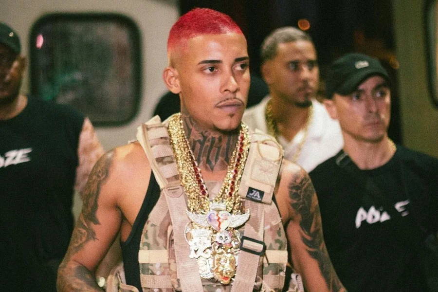 cantor mc poze do rodo em foto de divulgacao apos sofrer assalto milionario no rio de janeiro