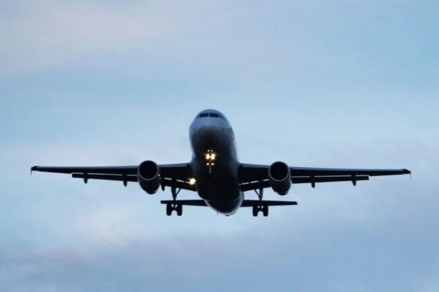 avião comercial decolando em aeroporto brasileiro para ilustrar medidas do governo sobre o preço das passagens aéreas
