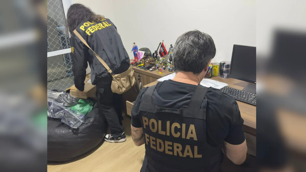 Agentes da Polícia Federal em operação contra venda ilegal de medicamentos para câncer