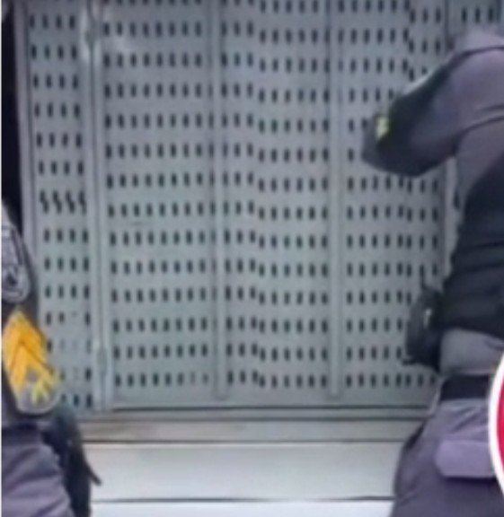 Viaturas da Polícia Militar atendendo ocorrência de briga doméstica em via pública de Manaus