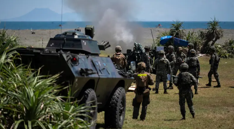 Militares das Filipinas, Estados Unidos e Japão em treinamento conjunto no Indo-Pacífico.