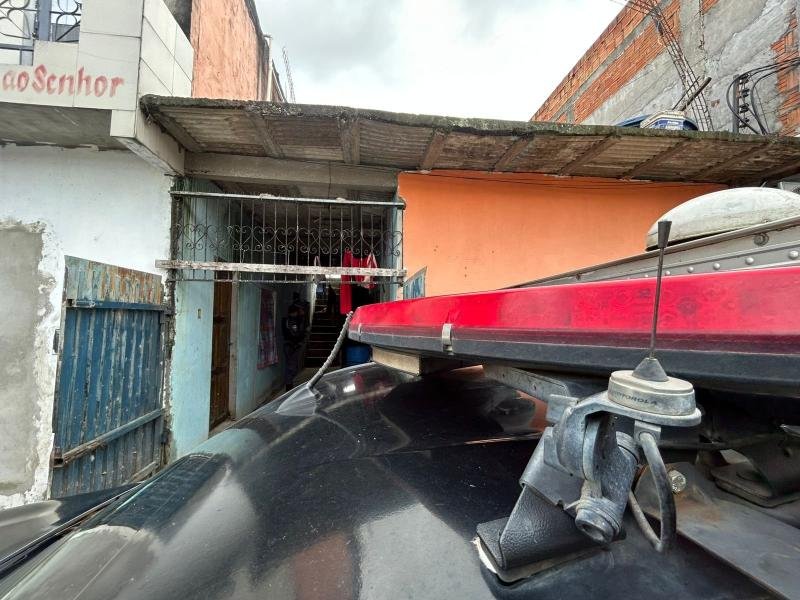 Fachada de kitnet no bairro Novo Israel em Manaus com isolamento policial após corpo ser encontrado amarrado dentro do imóvel.