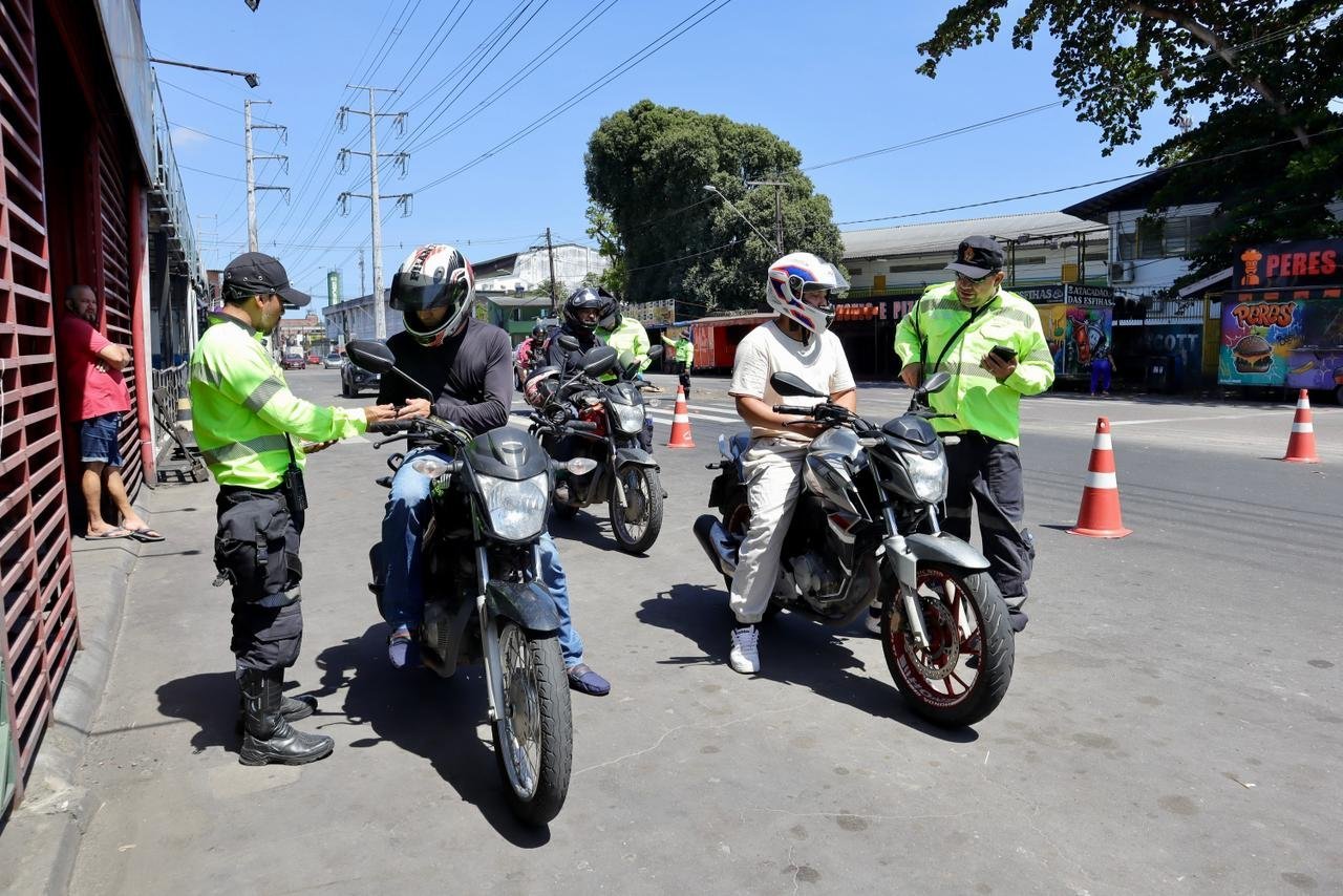 Agentes do IMMU realizando fiscalização de trânsito e orientação de motoristas nas ruas do bairro Jorge Teixeira em Manaus.