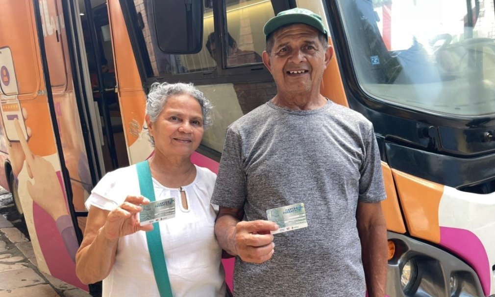Ônibus adaptado do IMMU no Centro de Manaus realizando atendimento para emissão de cartões de transporte coletivo.