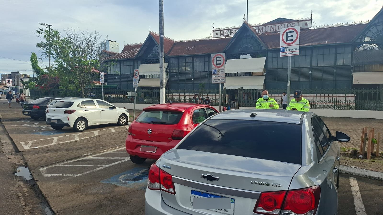 Agentes do IMMU fiscalizando o trânsito e vagas de estacionamento no Centro de Manaus durante operação de ordenamento.
