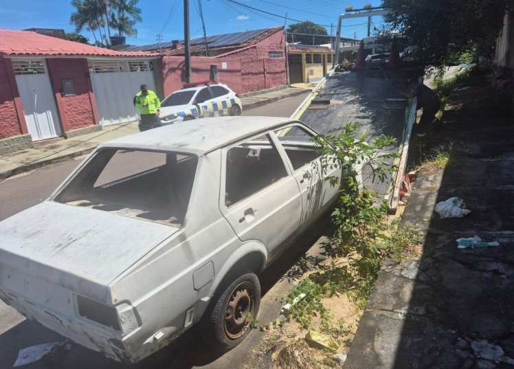 Agentes do IMMU realizando a remoção de um veículo abandonado em uma rua de Manaus durante a Operação Sucata.