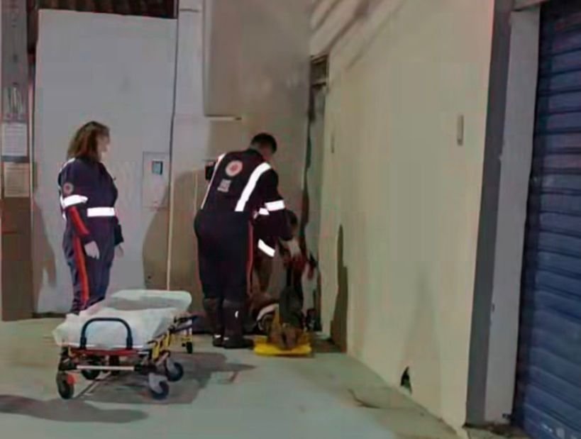 Idosa sendo socorrida apos ser atropelada por uma moto em avenida de Manaus.