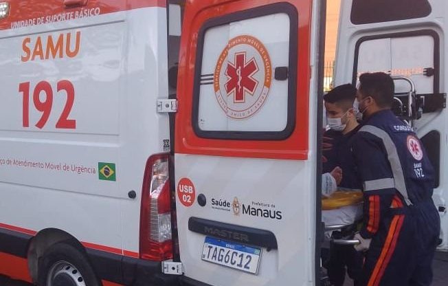 Equipes do Samu prestam socorro a idoso atropelado por moto na Avenida Grande Circular em Manaus
