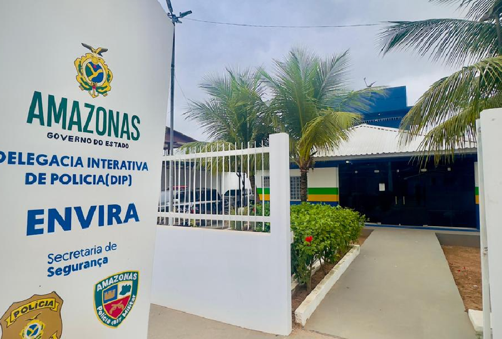 Policiais civis realizando a prisão de um suspeito de estupro de vulnerável no município de Envira, interior do Amazonas.
