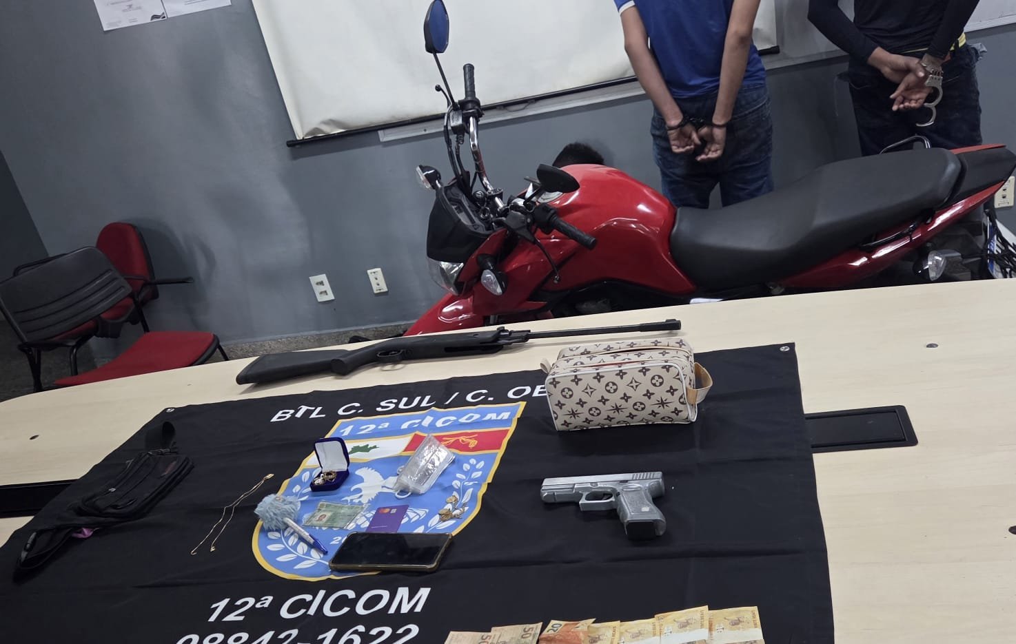 Dupla presa pela policia apos assalto a floricultura no bairro Flores em Manaus onde um idoso foi agredido e ferido