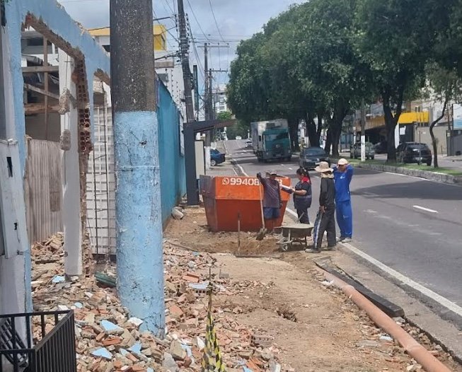 Fiscalização do Implurb em obra de demolição irregular na avenida Jacira Reis em Manaus.
