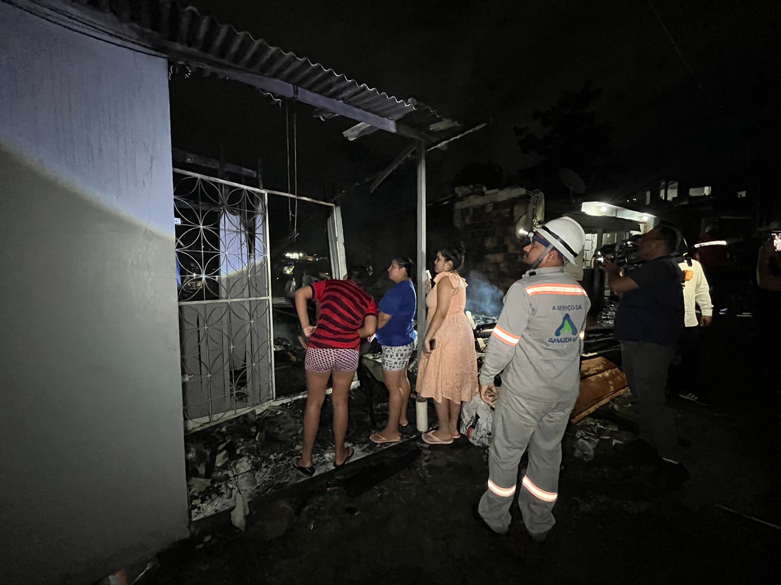 Fumaça e chamas atingindo casas de madeira no bairro São Jorge em Manaus durante a noite