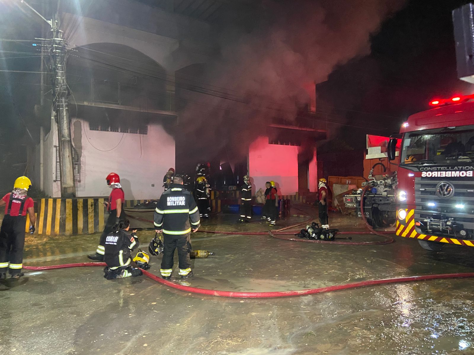 Fumaça e chamas altas consomem galpão de reciclagem no bairro Lago Azul durante a noite em Manaus com atuação dos bombeiros.