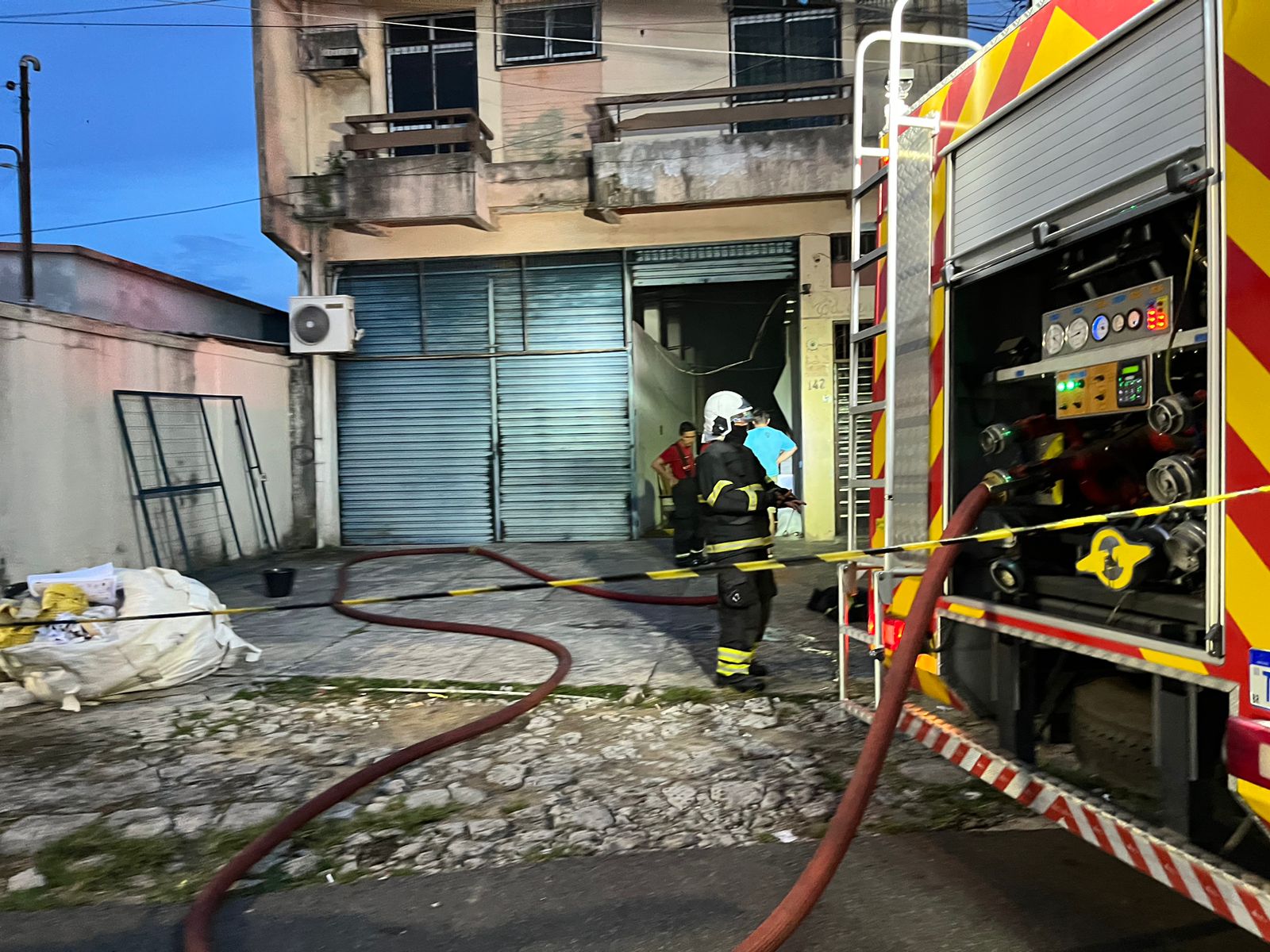 Prédio em Manaus com fumaça de incêndio originado em uma gráfica após curto-circuito em máquina.