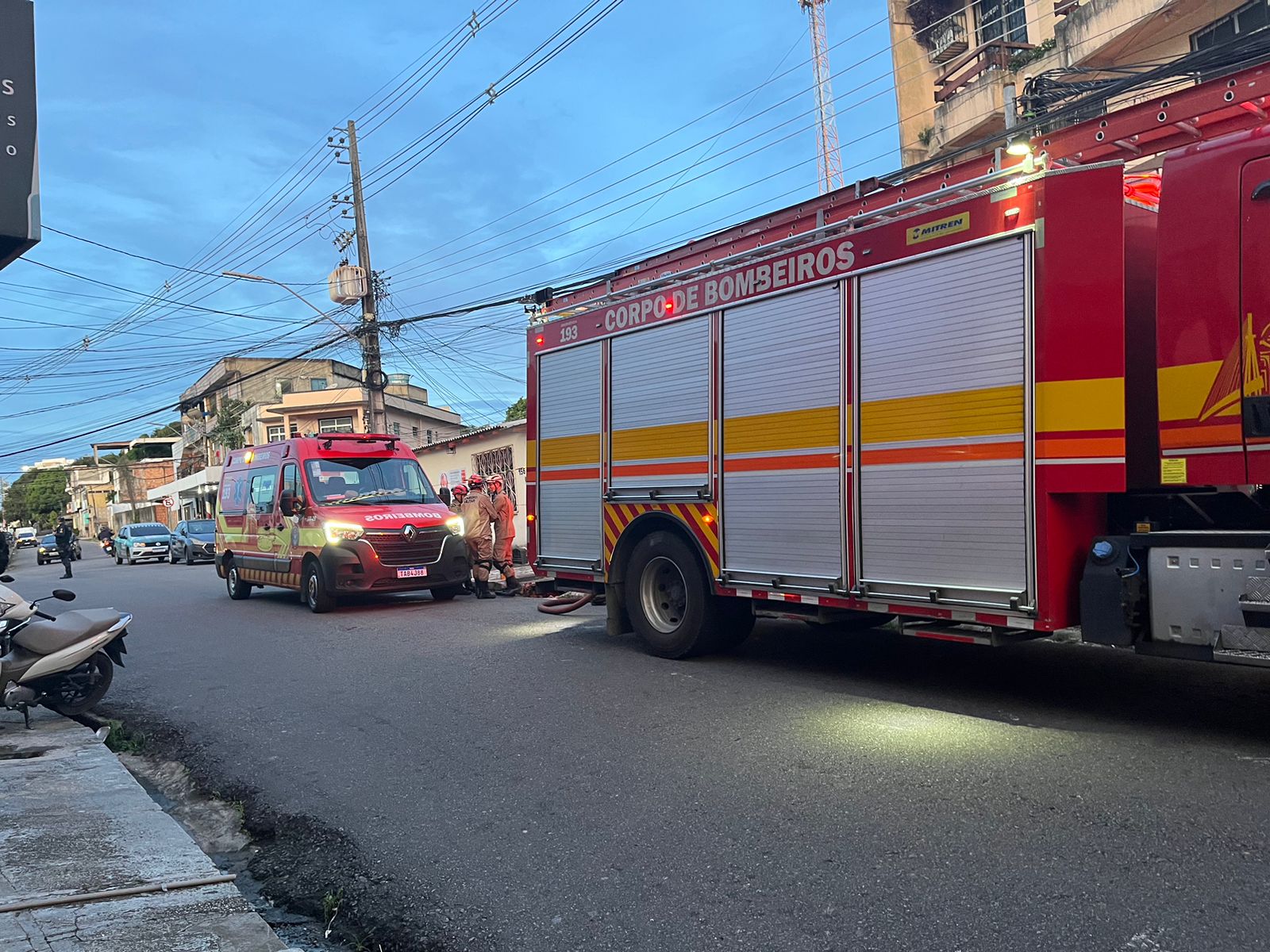 Prédio em Manaus com fumaça de incêndio originado em uma gráfica após curto-circuito em máquina.