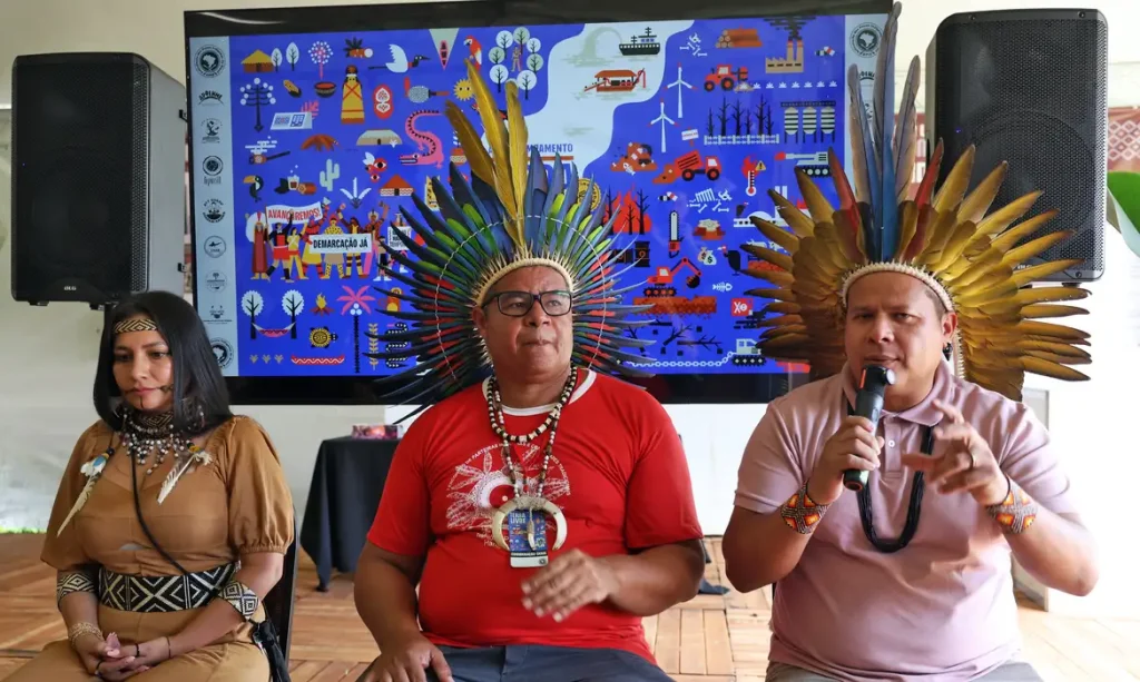 Lideranças indígenas reunidas no Acampamento Terra Livre em Brasília durante mobilização por demarcação de terras.
