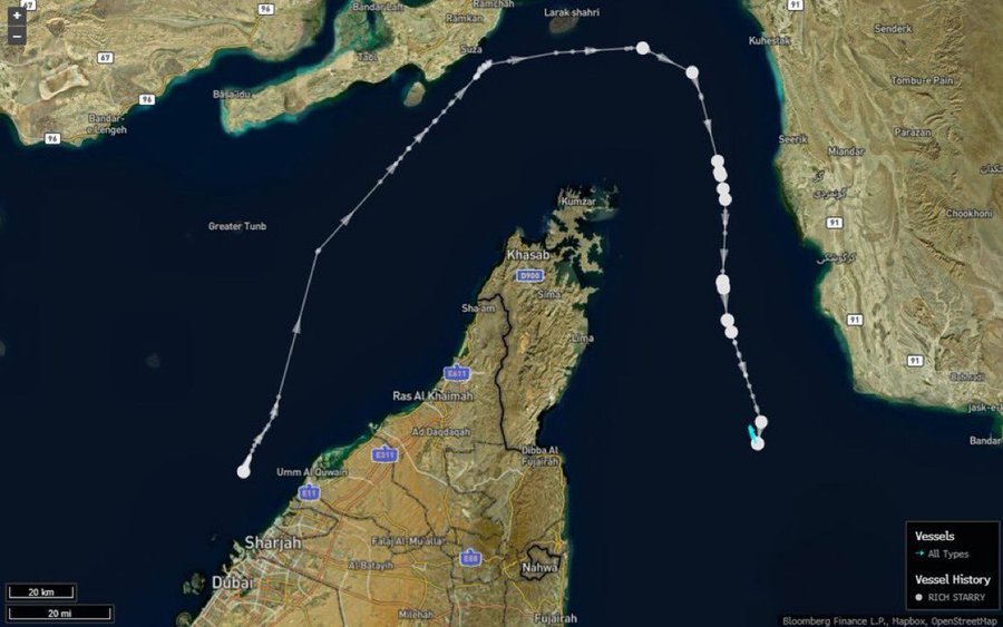 vista aérea do estreito de ormuz com navios petroleiros navegando entre o irã e a península arábica