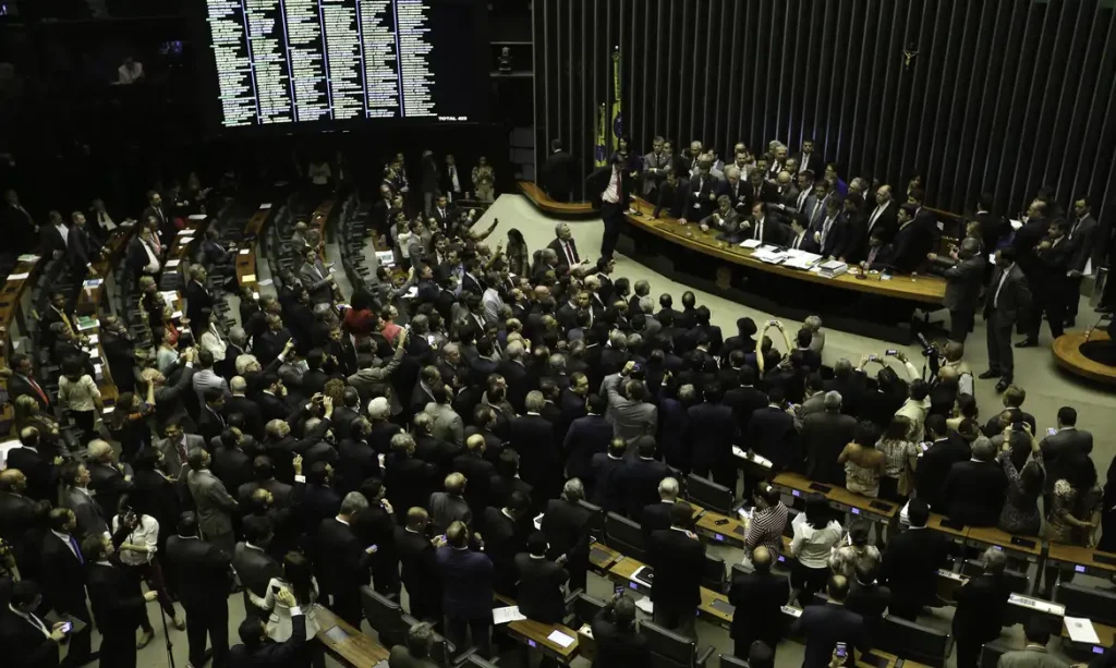 plenário da câmara dos deputados com parlamentares reunidos durante sessão