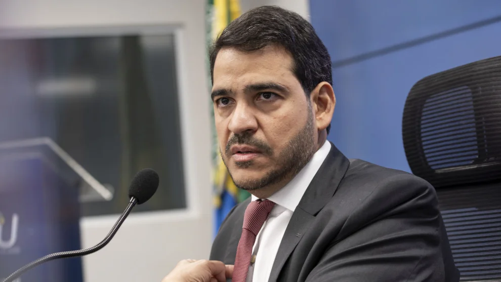 O ministro da AGU Jorge Messias sorrindo e falando em evento oficial