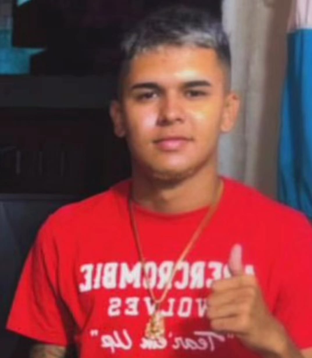 Viatura policial estacionada no bairro Alvorada em Manaus durante investigação de morte após abordagem