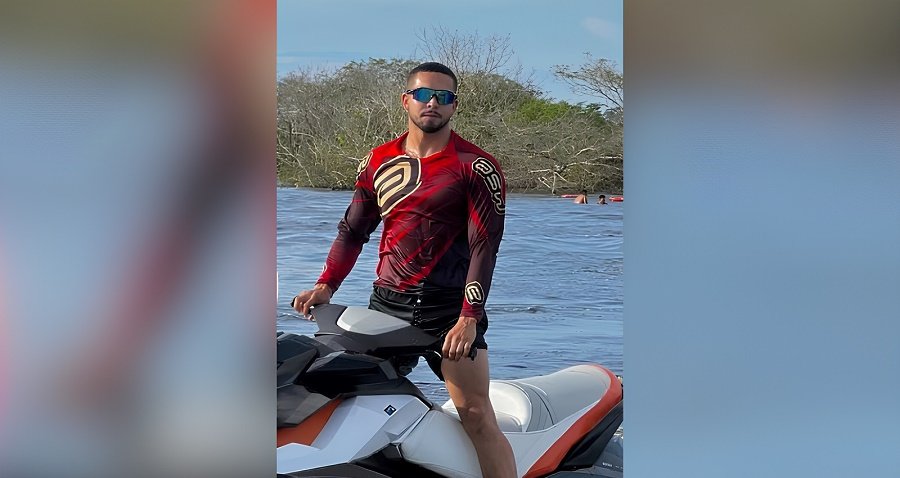 Pessoas reunidas em flutuante após acidente fatal com moto aquática no município de Lábrea no Amazonas.