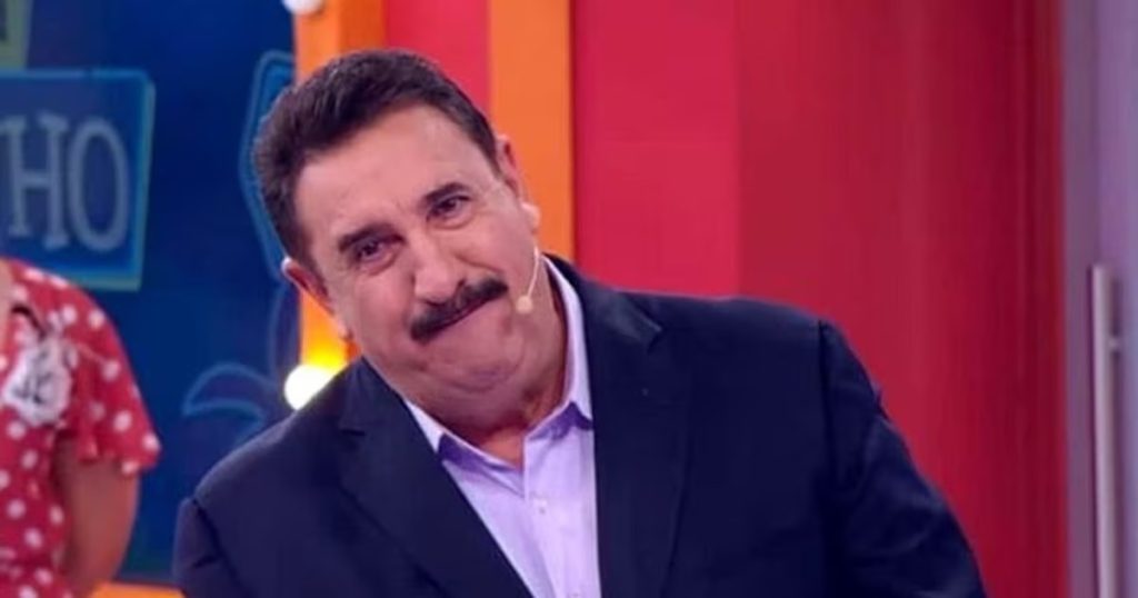 apresentador ratinho durante programa de televisão no sbt