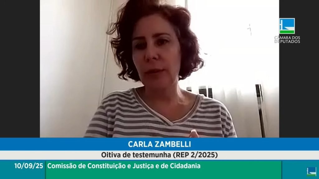 Foto da ex-deputada Carla Zambelli em sessão na Câmara dos Deputados.
