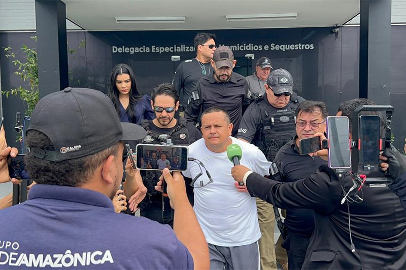 Lancha navegando no rio em Manaus envolvida em investigação de naufrágio no Amazonas.