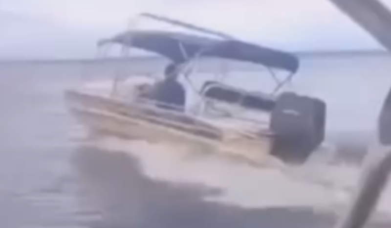 Lancha em alta velocidade no Rio Andirá enquanto piloto dormia ao volante no Amazonas.