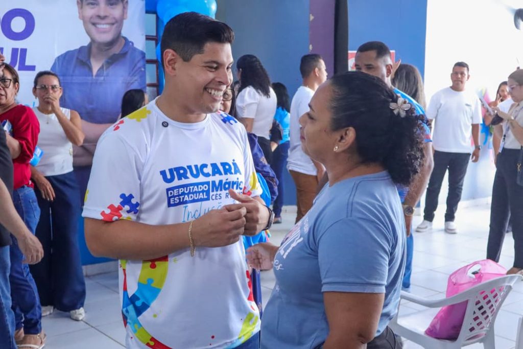 Deputado Mário César Filho durante ação Laudo Azul com atendimento para diagnóstico de autismo em crianças no interior do Amazonas.