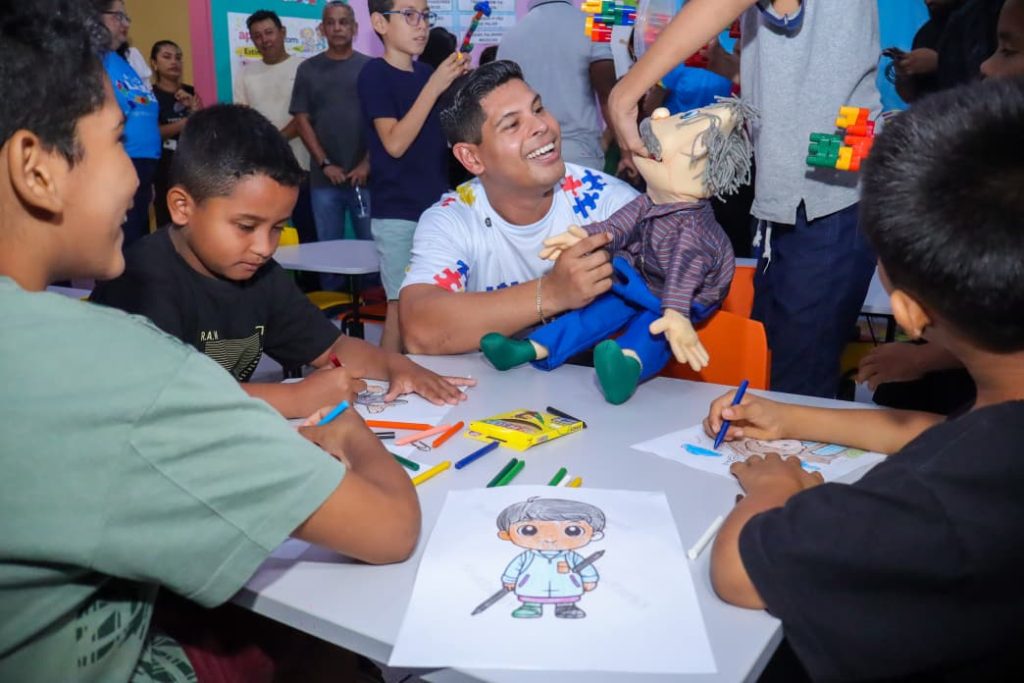 Deputado Mário César Filho durante ação Laudo Azul com atendimento para diagnóstico de autismo em crianças no interior do Amazonas.