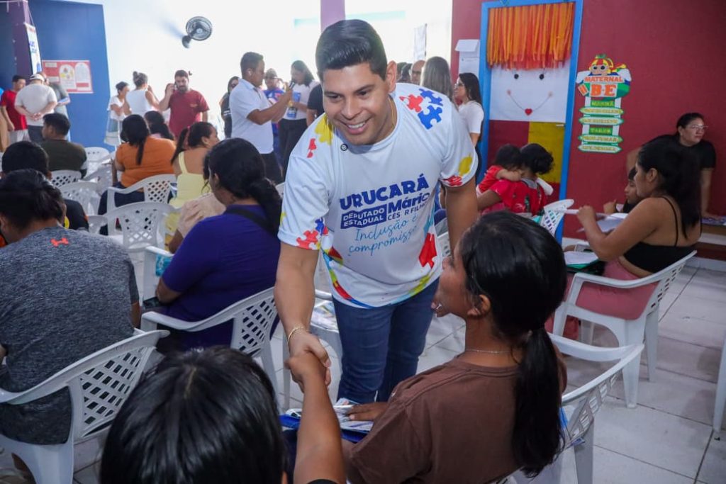 Deputado Mário César Filho durante ação Laudo Azul com atendimento para diagnóstico de autismo em crianças no interior do Amazonas.