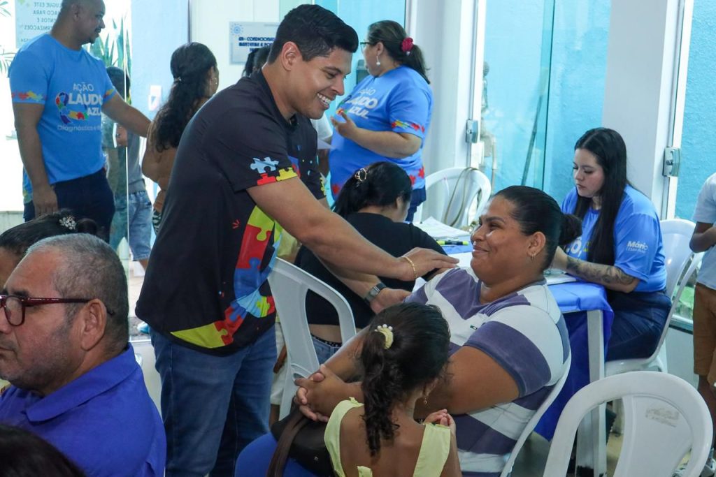 Atendimento médico pediátrico durante a Ação Laudo Azul para diagnóstico de autismo em Manaus.
