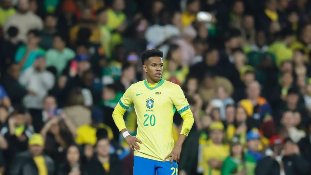 Atacante Estêvão com a camisa da Seleção Brasileira em campo durante treinamento.