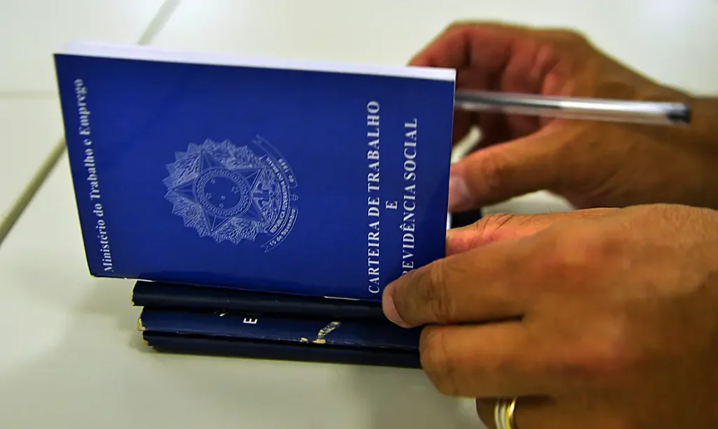 Pai segurando a mão de um bebê recém-nascido para ilustrar a nova lei de licença paternidade no brasil