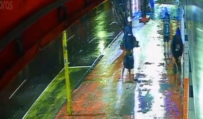 Fachada de loja arrombada no Centro de Manaus com marcas de invasão durante a madrugada